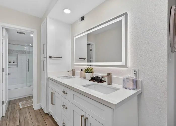 2 Bedroom 1st Floor Near Old Town Scottsdale
